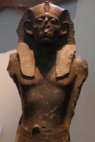 Pierced heart-like pendant on the statue of Senwosret III